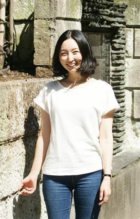 「結婚」の矛盾を鋭く突いた本書だが、「夫婦っていいな」と思わせてくれる。自身も新婚である山内マリコさんは「自分らしい考え方を主張できる相手がそばにいてくれる安心感はやはり大きいです」という＝２０１５年５月１３日（塩塚夢撮影）