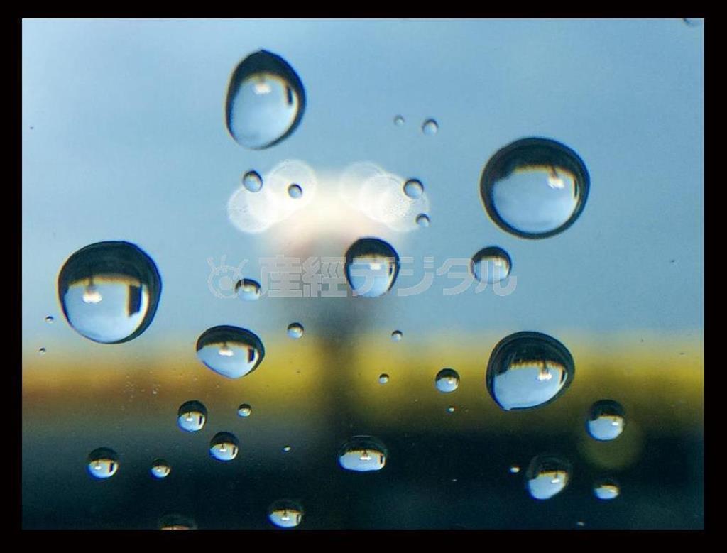 雨の夕刻。フロントガラスの雨粒に、街の灯りが透過する＝２０１５年５月２１日（野口隆史さん撮影、ｉＰｈｏｎｅ５ｓ使用）