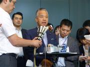 報道陣の質問に答える甘利ＴＰＰ担当相＝２４日、東京都千代田区