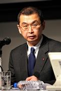 エアバック問題で会見、記者の質問に答えるタカタの高田重久会長兼社長＝２５日、東京都港区（早坂洋祐撮影）