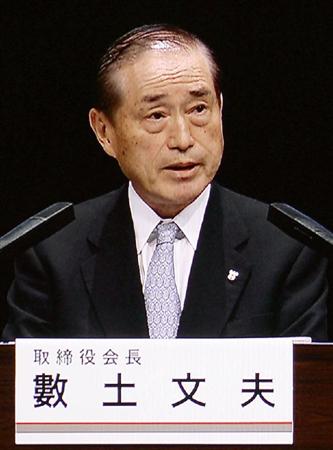 東京電力の株主総会であいさつする数土文夫会長のモニター映像＝２５日午前、東京都千代田区