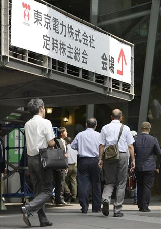 東京電力の株主総会の会場に入る株主＝２５日午前、東京東京電力の株主総会の会場に入る株主＝２５日午前、東京都千代田区都千代田区