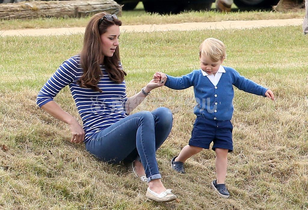 ポロのチャリティー試合会場をジョージ王子とともに訪れたキャサリン妃。スキニージーンズとボーダーシャツで登場。５月に第２子を出産したばかりとは思えないスリムなスタイルが世界を驚かせた＝２０１５年６月１４日、英国・テットベリー（ゲッティ＝共同）