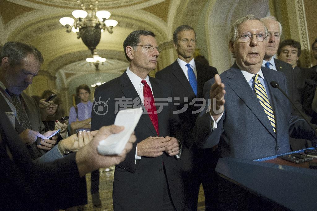 米国のミッチ・マコーネル上院院内総務（右）らが米議会の状況を説明、難航してきたＴＰＰ（環太平洋戦略的経済連携協定）交渉は７月中の合意も視野に入ってきた＝２０１５年６月２３日、米国・首都ワシントン（ＡＰ）