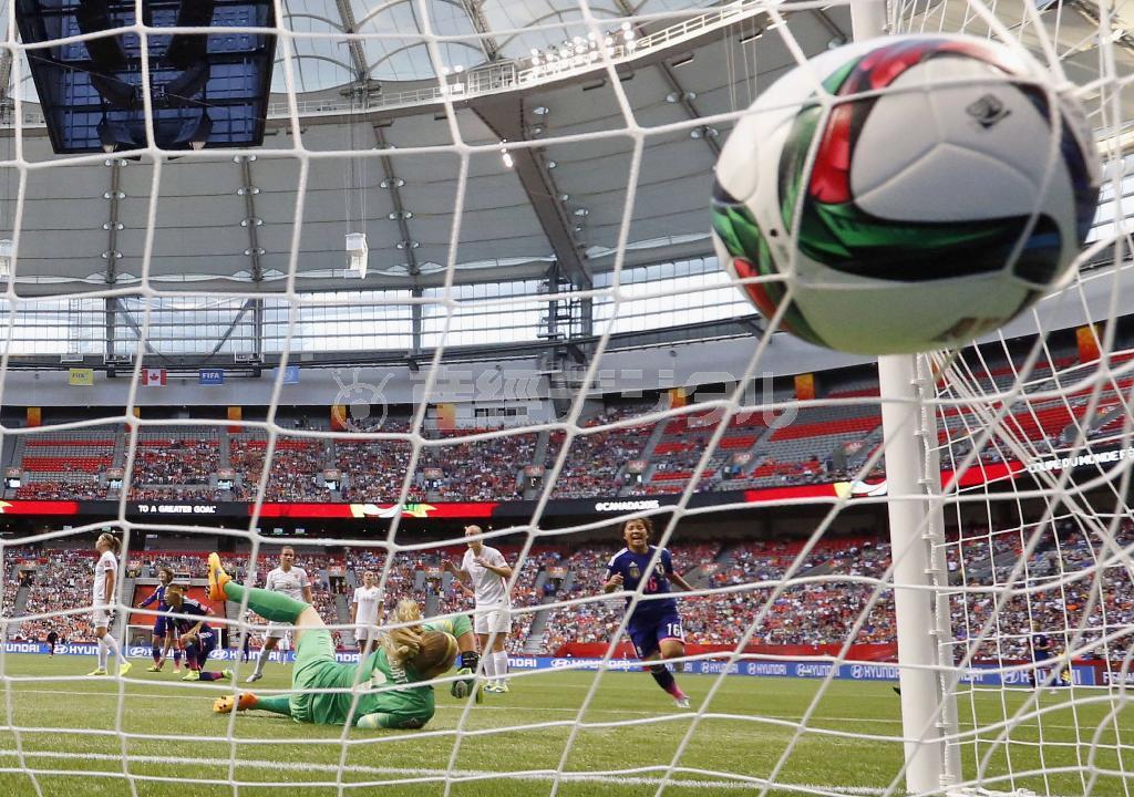 後半、阪口夢穂（みずほ、奥左から２人目）が貴重な追加点を決めた＝２０１５年６月２３日、カナダ・ブリティッシュコロンビア州バンクーバー（共同）