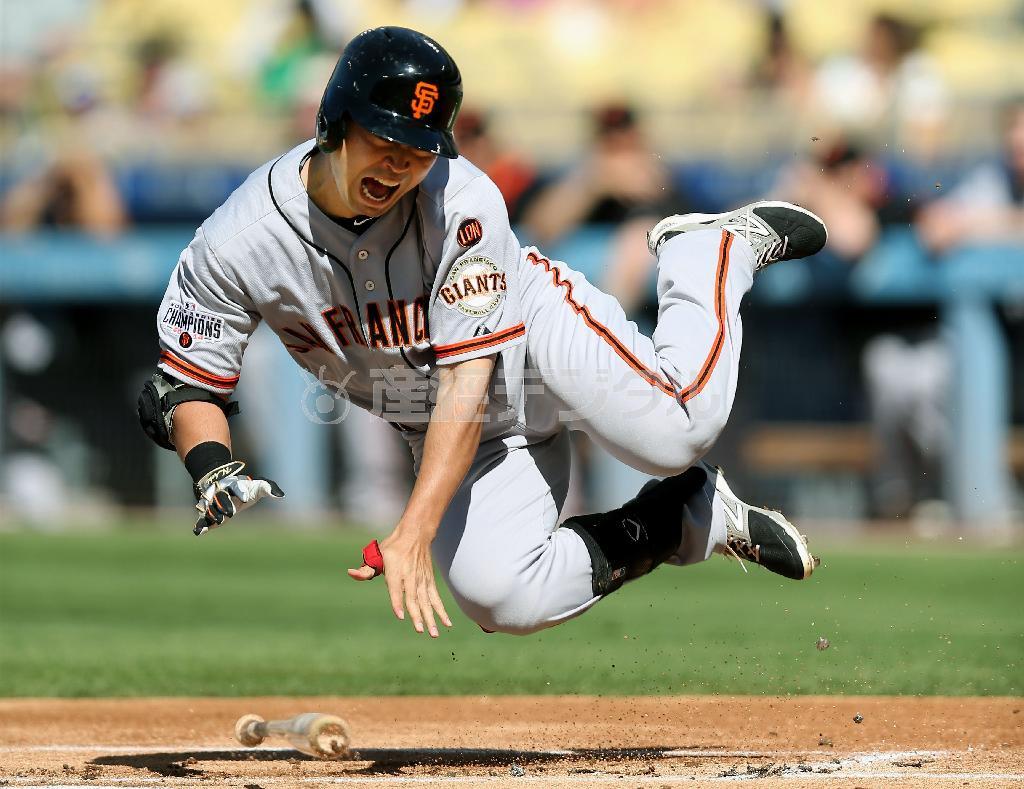 ６月２０日のドジャース戦で右足に死球を受けるジャイアンツ・青木宣親（のりちか）＝２０１５年、米カリフォルニア州ロサンゼルス（ゲッティ＝共同）