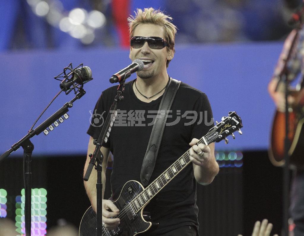 カナダのロックバンド「ニッケルバック」のボーカル、チャド・クルーガーさん＝２０１１年１１月２４日、米ミシガン州デトロイト（ＡＰ）