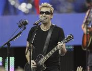 カナダのロックバンド「ニッケルバック」のボーカル、チャド・クルーガーさん＝２０１１年１１月２４日、米ミシガン州デトロイト（ＡＰ）