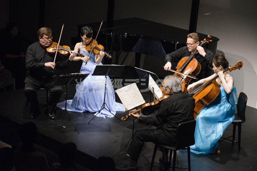 シューベルト（１７９７～１８２８年）の弦楽五重奏で鮮やかなフィナーレを飾る。左から時計回りにマーティン＿ビーヴァー、長尾春花、ヤン＝エリック・グスタフソン、木村文枝、大山平一郎の各氏（提供写真）