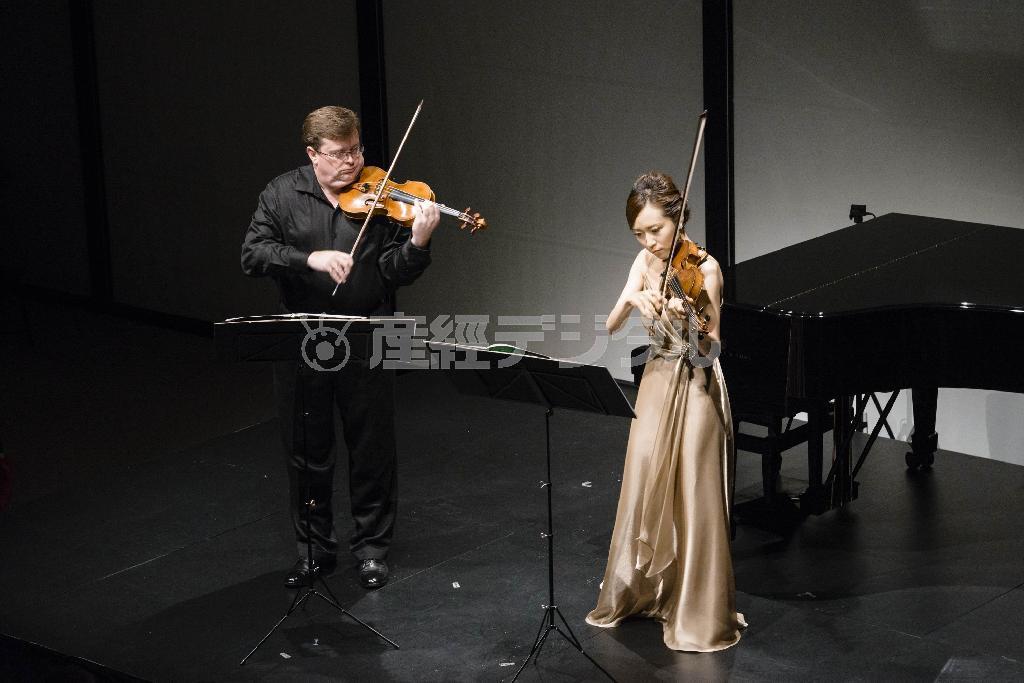 プロコフィエフの「２つのバイオリンのためのソナタ」を演奏するマーティン・ビーヴァー（左）と千葉清加。演奏機会の少ないにも新しい光を当てる（提供写真）