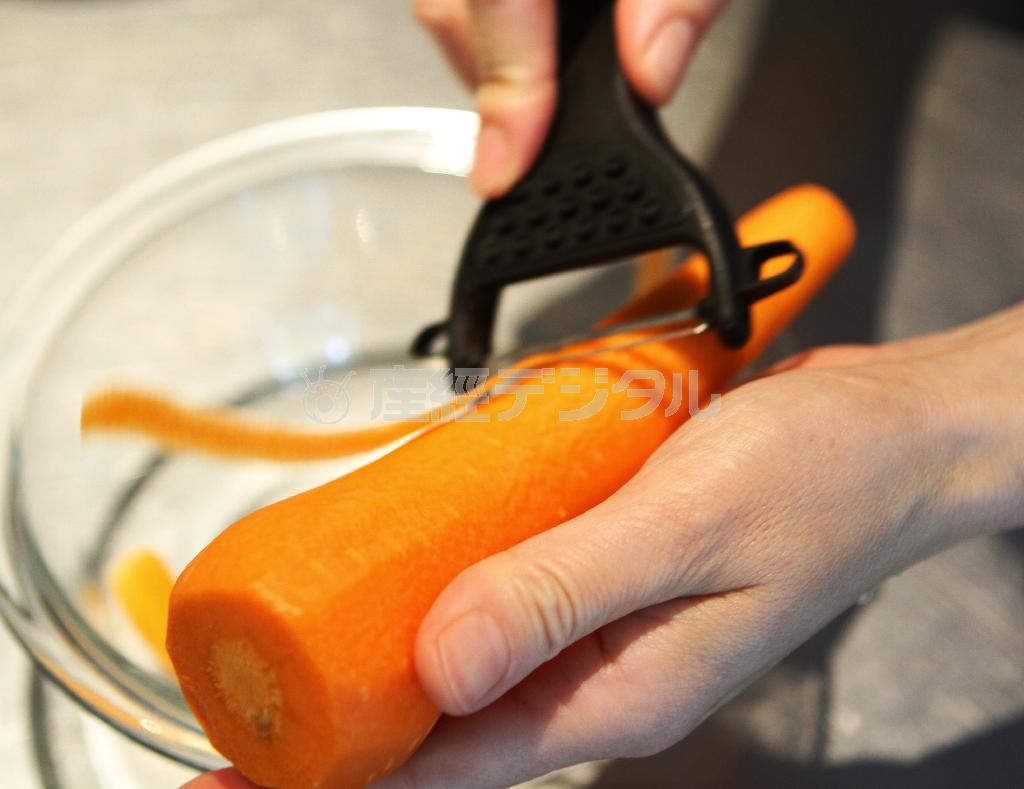 ニンジンとレモンのサラダ（材料）＿＿ニンジン１／２本。ピーラーで薄くそぎ切りにする（田中幸美撮影）