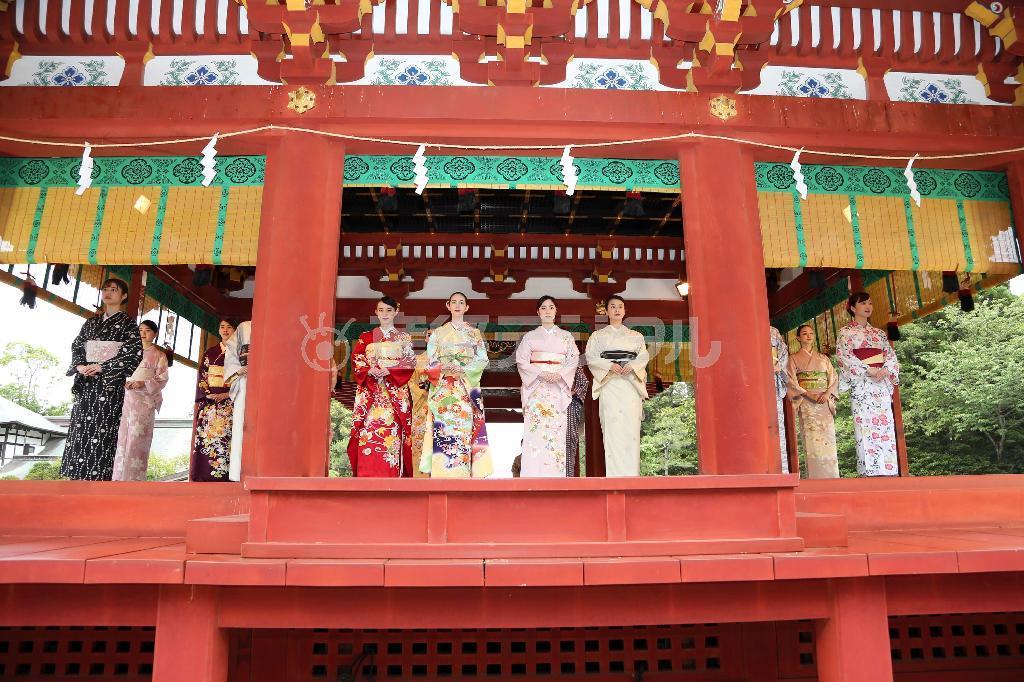 朱塗りの舞殿に勢ぞろいした着物姿の女性たち＝２０１５年６月５日、神奈川県鎌倉市の鶴岡八幡宮（大石一男さん撮影）