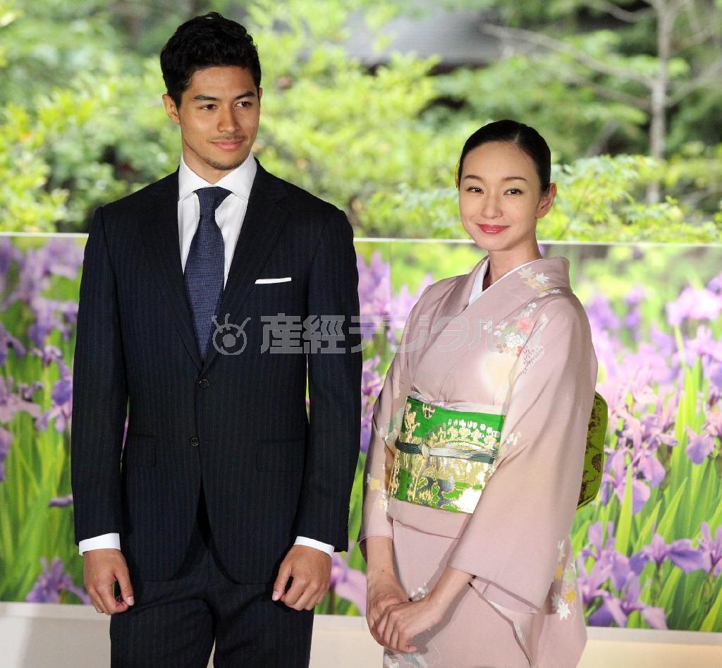 スーツ：オンワード樫山「五大陸」。訪問着：千總。帯：龍村錦帯＝２０１５年６月５日、神奈川県鎌倉市の鶴岡八幡宮（大石一男さん撮影）