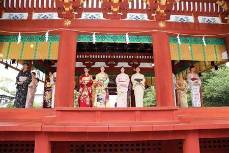 朱塗りの舞殿に勢ぞろいした着物姿の女性たち＝２０１５年６月５日、神奈川県鎌倉市の鶴岡八幡宮（大石一男さん撮影）