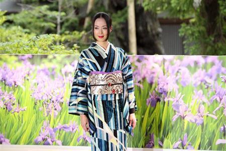 直会殿（なおらいでん）で行われた着物ショー。訪問着／帯：鈴乃屋＝２０１５年６月５日、神奈川県鎌倉市の鶴岡八幡宮（大石一男さん撮影）