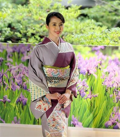 訪問着／帯：鈴乃屋＝２０１５年６月５日、神奈川県鎌倉市の鶴岡八幡宮（大石一男さん撮影）