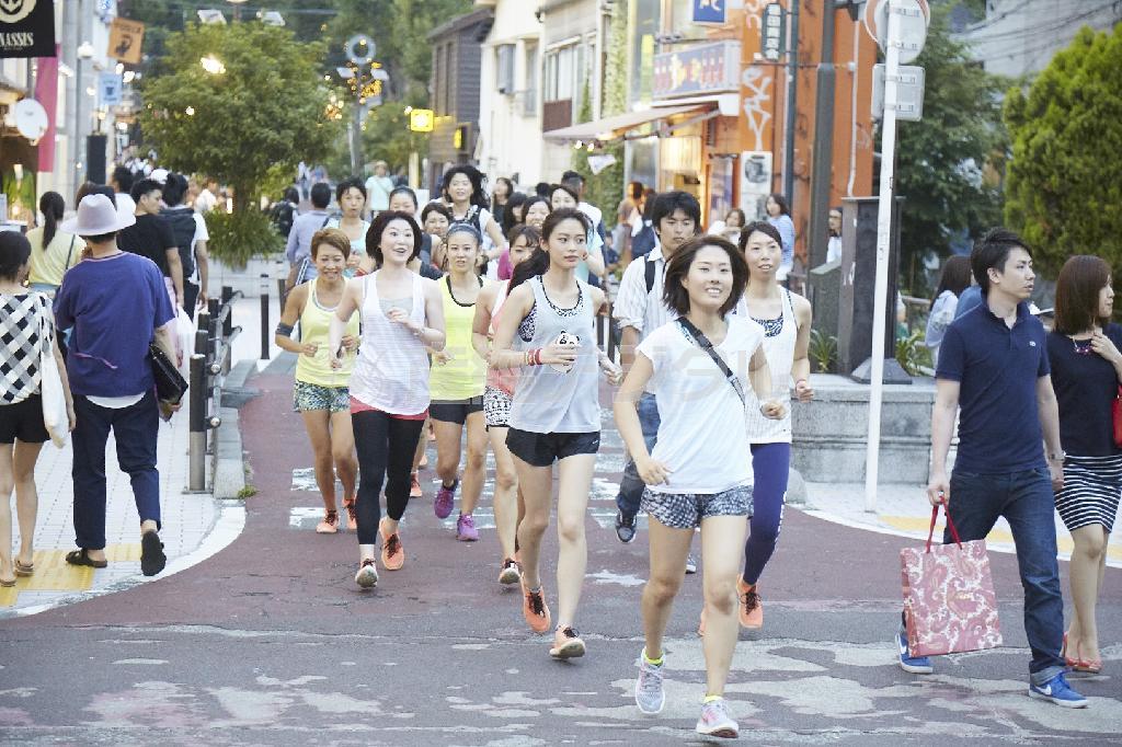 「ＮＩＫＥ＋＿ＴＯＫＹＯ＿ＳＴＵＤＩＯ」を起点に行われたランニングのプログラム＝２０１５年５月３０日、東京都渋谷区（ナイキ提供）