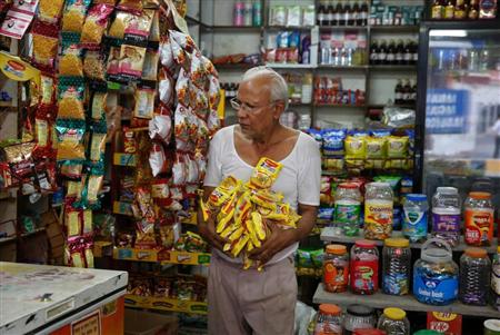 インド北部ウッタルプラデシュ州の商店で回収決定となったマギー製品を撤去する店主＝５日（ＡＰ）