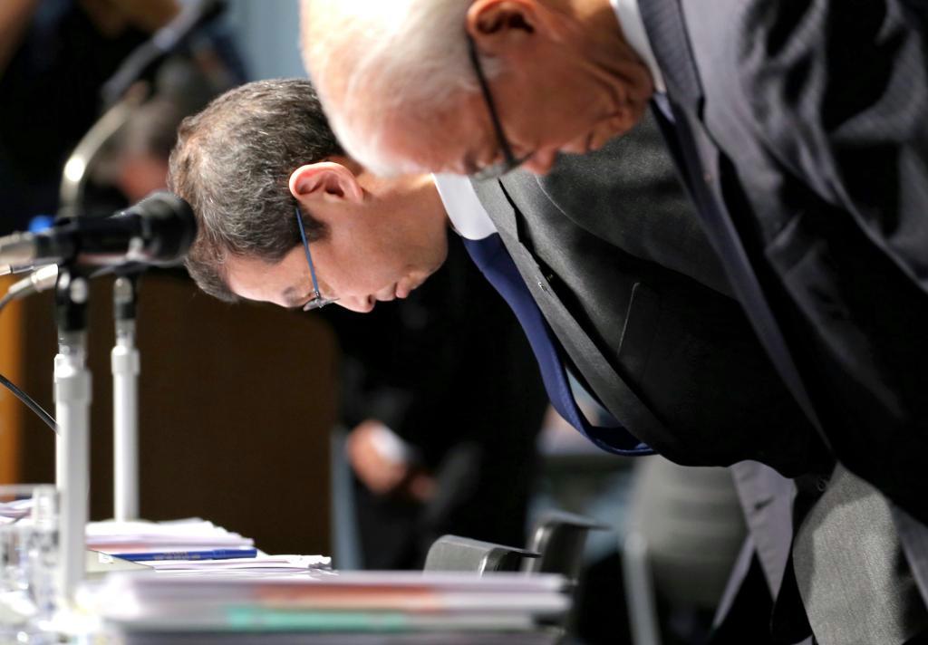 記者会見の冒頭、エアバッグ問題について謝罪する高田重久会長兼社長（手前から２人目）＝２５日、東京都港区