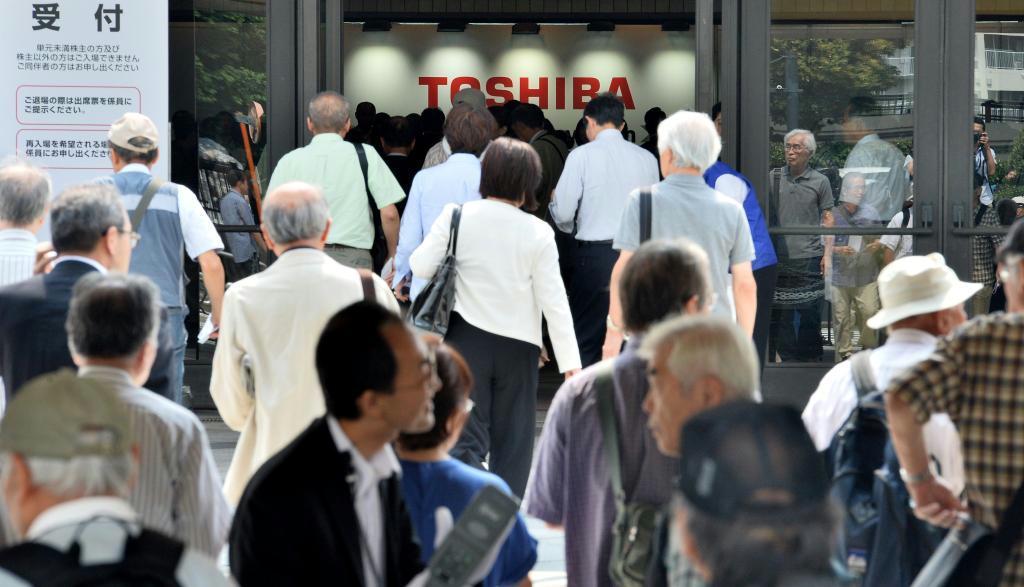 東芝の株主総会に詰めかけた株主。経営陣への怒りの質問が相次いだ＝２５日午前、両国国技館