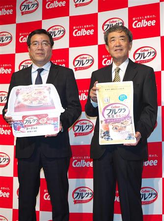 「フルグラ」の新商品をアピールする松本晃会長兼ＣＥＯ（右）と伊藤秀二社長兼ＣＯＯ＝東京都千代田区