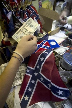 「南軍旗」を販売する店舗。通販サイトなどでは取り扱い中止が広がっているが、一方でナチス・ドイツ関連商品にはいっさい規制はかかっていない＝２０１５年６月２４日、米ジョージア州ケネソー（ＡＰ）
