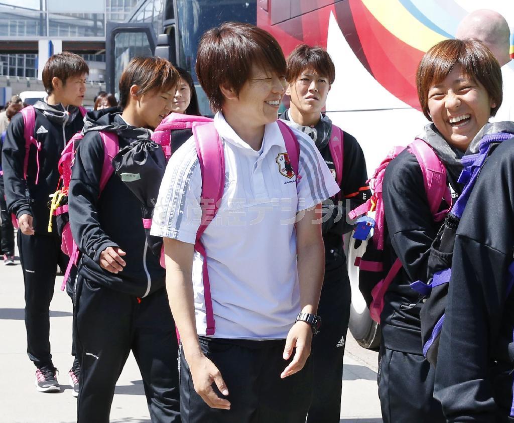 オーストラリア戦のため、エドモントンに到着した宮間あや（中央）らサッカー女子日本代表＝２０１５年６月２４日、カナダ・アルバータ州（共同）