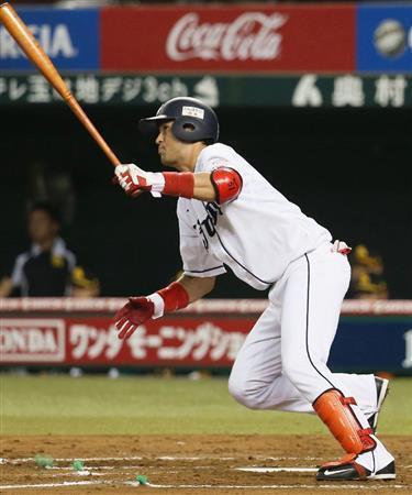 二回、西武の木村文紀（ふみかず）が左越えに本塁打を放つ＝２０１５年６月２５日、埼玉県所沢市・西武プリンスドーム（共同）