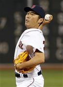 オリオールズ戦の九回に登板し１回を三者凡退に抑えたレッドソクス・上原浩治＝２０１５年６月２４日、米マサチューセッツ州ボストン（ゲッティ＝共同）