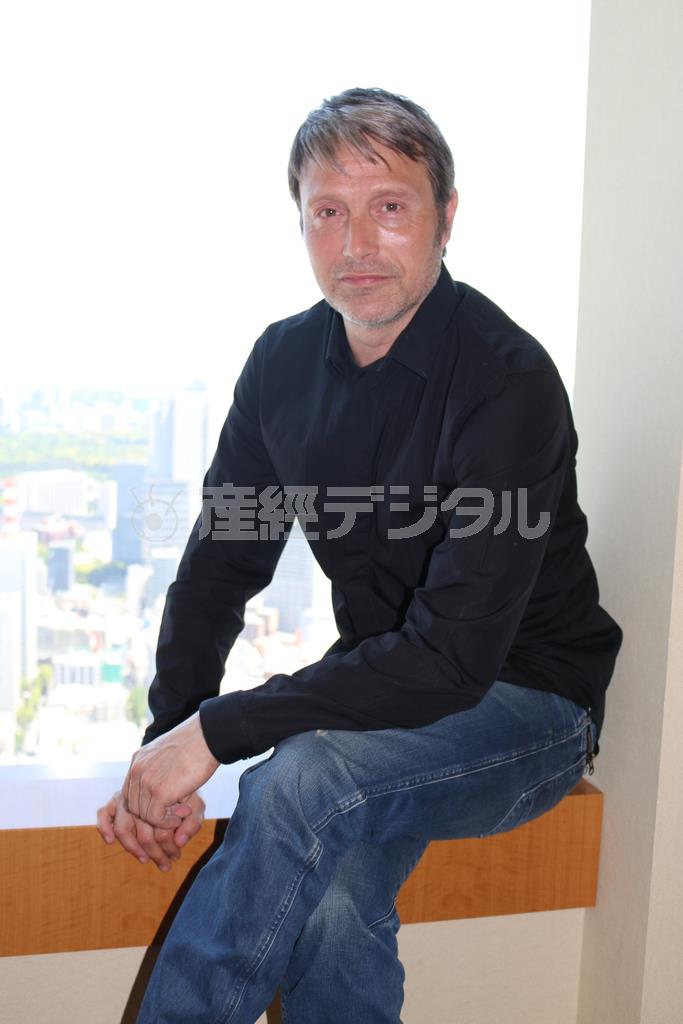 「この映画は今までにないタイプの西部劇」と紹介するマッツ・ミケルセンさん＝２０１５年５月１１日、東京都港区（高橋天地撮影）
