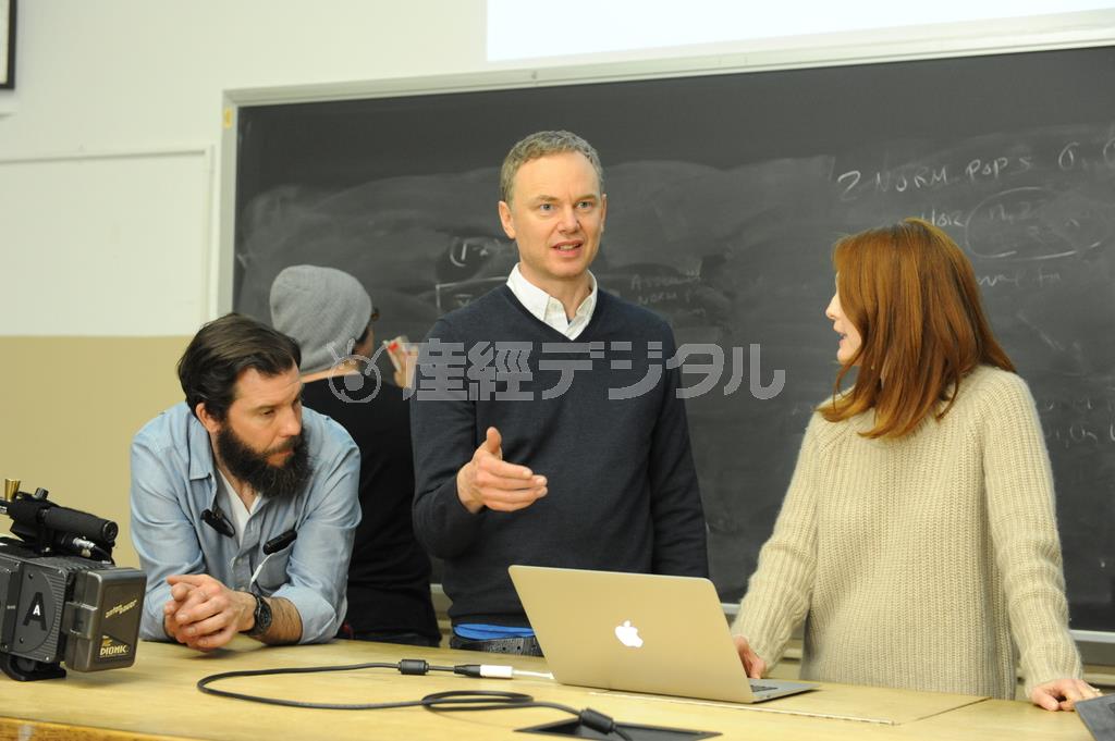 撮影現場でジュリアン・ムーアやスタッフたちに演出の意図を説明するウォッシュ・ウェストモアランド監督（中央）＝２０１４年４月２日（ブレイントラスト提供）