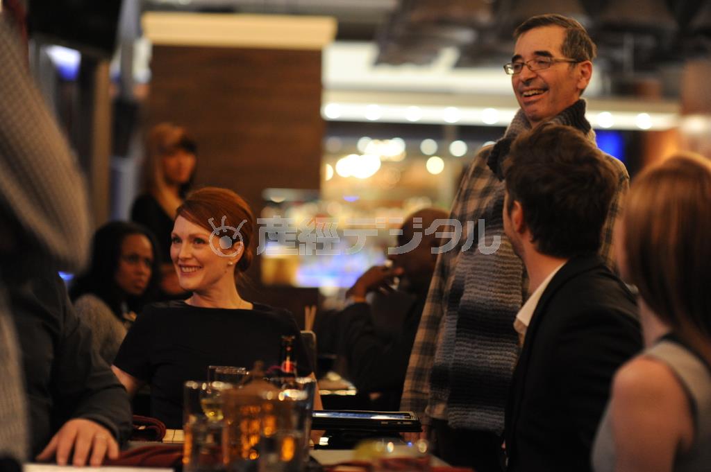 故リチャード・グラッツァー監督（右から３人目）＝２０１４年３月１４日（ブレイントラスト提供）