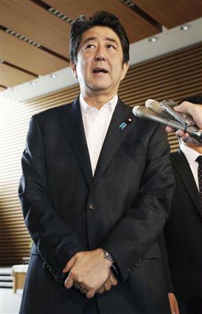 米議会上院でＴＰＡ法案が可決されたことに関し、記者の質問に答える安倍首相＝２５日午前、首相官邸