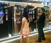 インドネシア・バリ島での家電量販店向け説明会で展示されたシャープの高価格帯冷蔵庫＝１２日