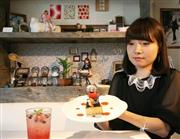 大人向けのリカちゃん人形「ＬｉｃｃＡ（リカ）」とタイアップしたカフェでは、限定メニュー、リカちゃん人形などの関連グッズやパネル展示が楽しめる＝２６日、東京都豊島区西池袋のルミネ池袋店