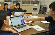 人型ロボット「ペッパー」の腕の動かし方を話し合いながらアプリ開発に取り組む生徒＝１６日、東京都品川区の品川女子学院