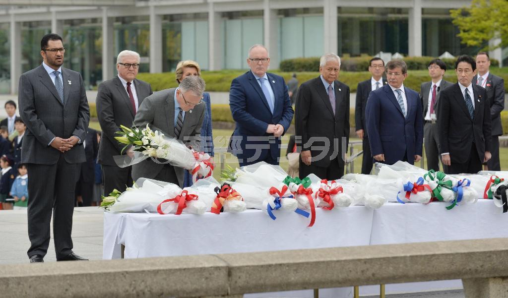 ２０１４年４月、平和記念公園の原爆慰霊碑に献花する非核保有国の外相ら。手前右端は岸田文雄外相。来年、核保有国である米英仏の現職外相が初めて広島を訪問する＝広島県広島市中区（共同）