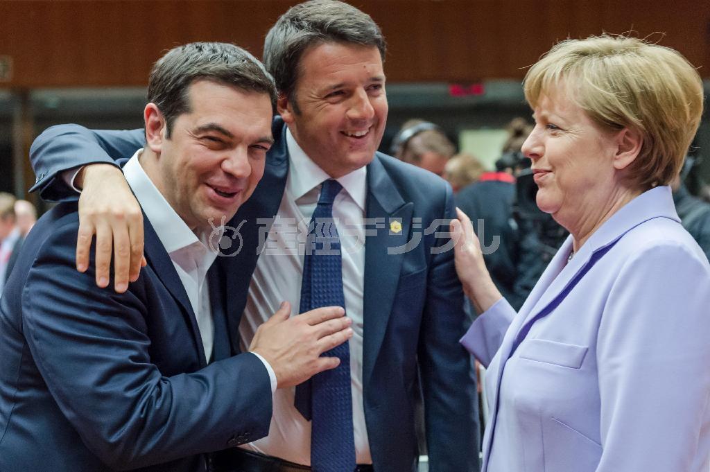 ６月２５日、欧州連合（ＥＵ）首脳会議が開かれた首都ブリュッセルで談笑するギリシャのアレクシス・チプラス首相（左）、ドイツのアンゲラ・メルケル首相（右）ら＝２０１５年、ベルギー（ＡＰ）