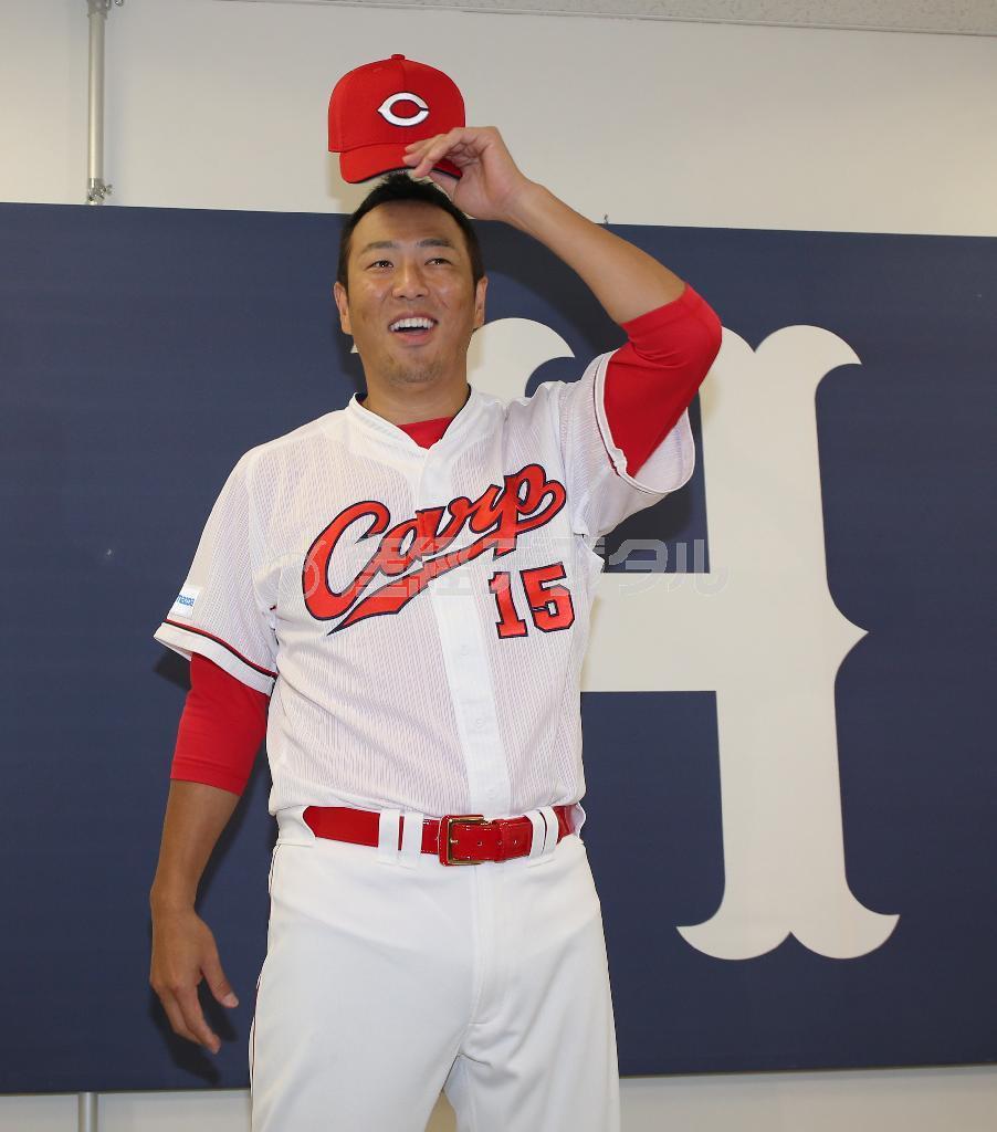 セ・リーグ先発投手部門で、ファン投票によって選出され、笑顔を見せる広島の黒田博樹＝２０１５年６月２６日、広島県広島市南区のマツダスタジアム（永田直也撮影）