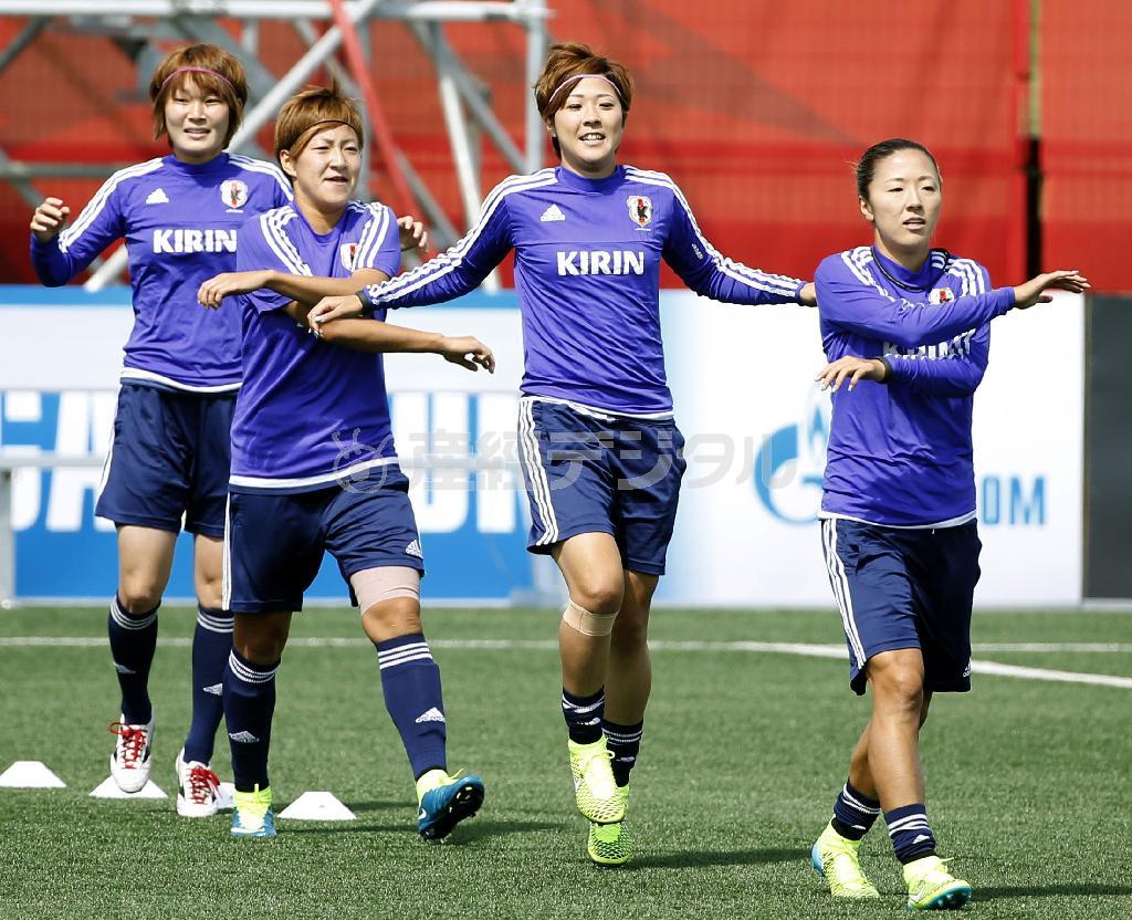 オーストラリア戦に向け調整する（右から）大儀見優季（おおぎみ・ゆうき）、永里亜紗乃、菅沢優衣香（ゆいか）、阪口夢穂（みずほ）＝２０１５年６月２５日、カナダ・アルバータ州エドモントン（共同）