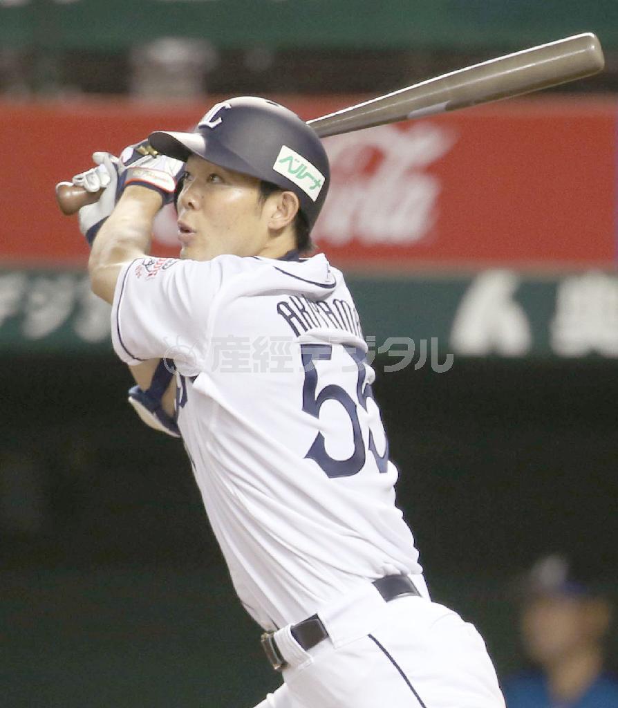 三回裏、左中間に７号ソロ本塁打を放った西武の秋山翔吾＝２０１５年６月２６日、埼玉県所沢市・西武プリンスドーム（共同）