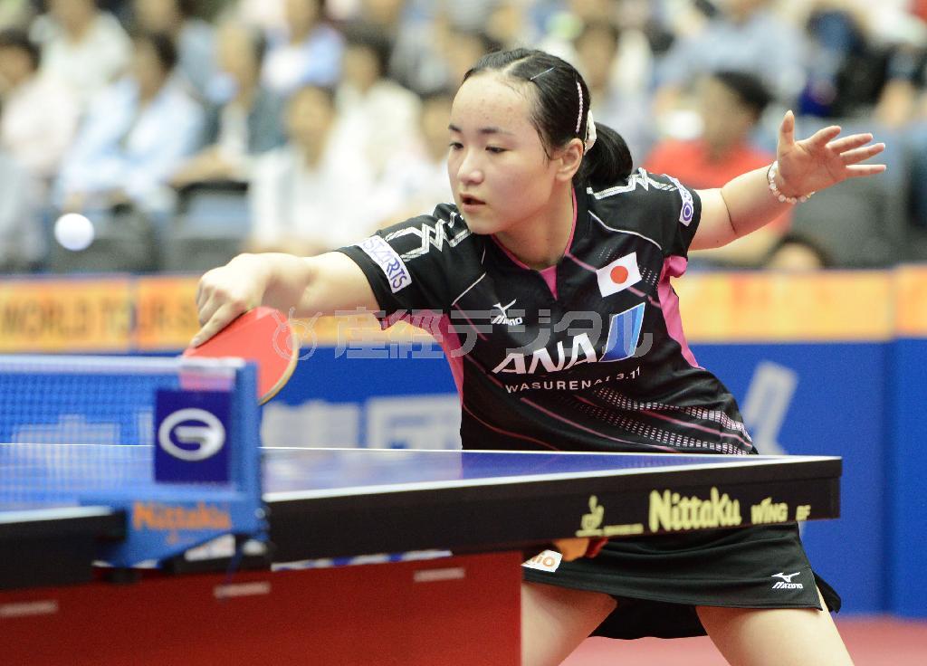 女子シングルス１回戦を突破した伊藤美誠（みま）＝２０１５年６月２６日、兵庫県神戸市須磨区の神戸総合運動公園体育館（共同）