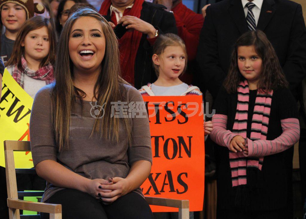 サラ・ペイリン元アラスカ州知事の長女、ブリストルさん（手前左）＝２０１５年５月１９日、米ニューヨーク（ロイター）