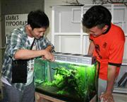 「小さな気泡が揺れてきらめくのも魅力」と話す塚本幸倫さん（左）と松之内星哉さん＝京都市左京区の京都精華大