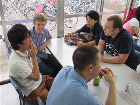 海外提携大学との交流は生き残りの武器になる、来日した米ペンシルバニア州立大生と歓談する茨城大学の学生