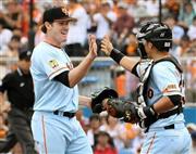 完封勝利した巨人・マイルズ・マイコラス（左）は、女房役の相川亮二（右）に迎えられ満面の笑顔＝２０１５年６月２７日、静岡県静岡市駿河区の草薙球場（塩浦孝明撮影）