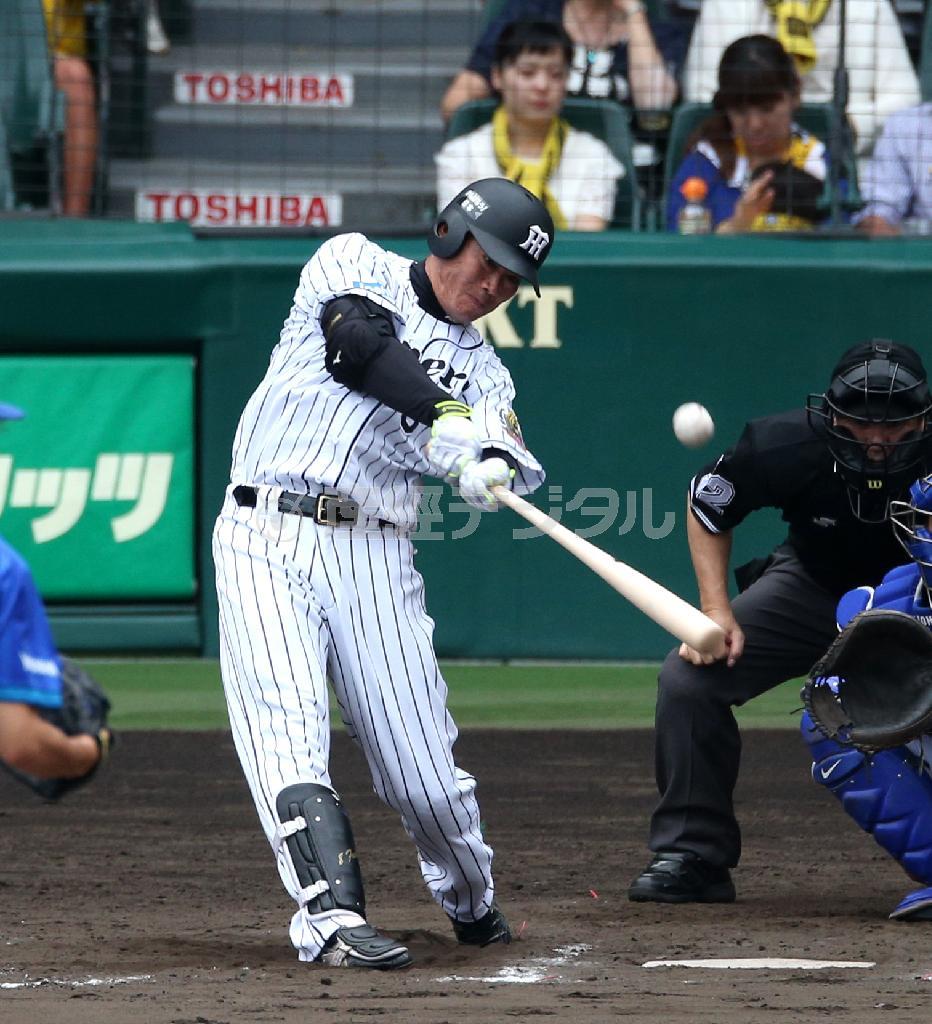 八回、本塁打を放つ阪神・福留（ふくどめ）孝介＝２０１５年６月２７日、兵庫県西宮市・甲子園球場（白鳥恵撮影）
