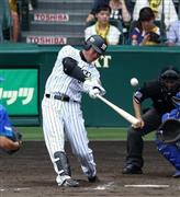 八回、本塁打を放つ阪神・福留（ふくどめ）孝介＝２０１５年６月２７日、兵庫県西宮市・甲子園球場（白鳥恵撮影）