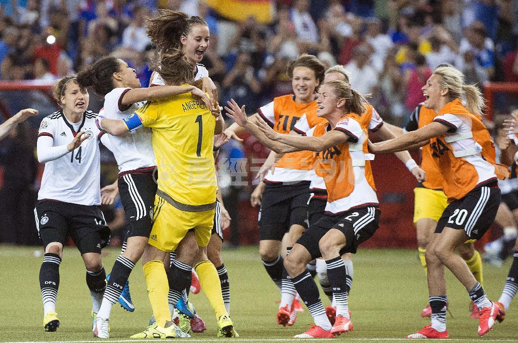 準々決勝のＰＫ戦でフランスを下し、喜ぶドイツイレブン＝２０１５年６月２６日、カナダ・ケベック州モントリオール（ＡＰ）