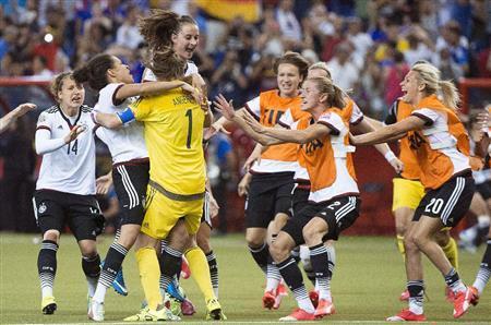 準々決勝のＰＫ戦でフランスを下し、喜ぶドイツイレブン＝２０１５年６月２６日、カナダ・ケベック州モントリオール（ＡＰ）